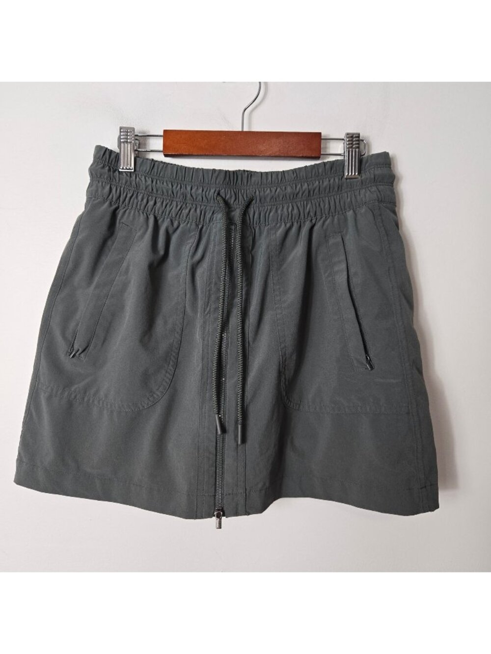 Athleta Size 4 Expedition Zip Front Skort Skirt Pockets Hiking Outdoors Gray Gre